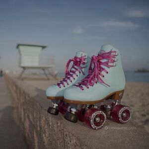 Moxi Beach Bunny Rollerskates